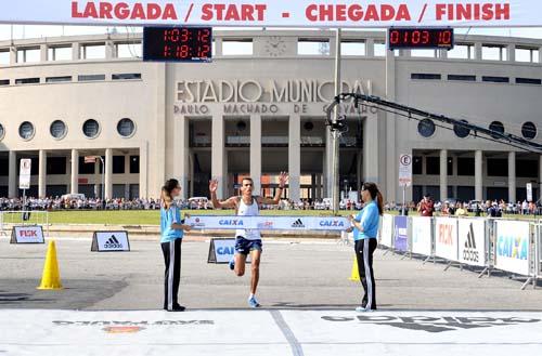 Marílson dos Santos começou muito bem a temporada 2011. Venceu a 5ª edição da Meia Maratona de São Paulo  / Foto: Sérgio Shibuya / ZDL